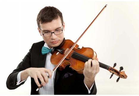 COMOARA DRUMEŢULUI. Violonistul Alexandru Tomescu a câştigat în 2008, prin concurs, dreptul de a folosi timp de cinci ani celebra vioară Stradivarius Elder-Voicu aparţinând Patrimoniului Naţional al României. De atunci susţine în fiecare an câte un turneu prin întreaga ţară pentru a promova muzica clasică